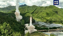 Các tên lửa Dongfeng được phóng từ nội địa Trung Quốc tới vùng biển phía Đông đảo Đài Loan (Ảnh: CCTV).