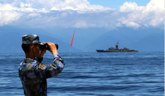 Ảnh do Tân Hoa xã công bố cho thấy lính Trung Quốc đang quan sát tàu Đài Loan, phía xa là kiến trúc được cho là ống khói Nhà máy điện Hòa Bình, Hoa Liên (Ảnh: Xinhua).