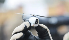 Thủ tướng Anh Johnson hôm 2/8 tuyên bố viện trợ 850 chiếc máy bay trực thăng không người lái Back Hornet siêu nhỏ cho Ukraine (Ảnh: QQ).