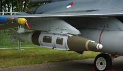 Bom thông minh JDAM gắn trên máy bay chiến đấu F-16 (Ảnh: Shutterstock).