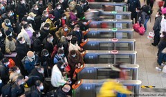 Các chuyên gia y tế lo ngại làn sóng người về quê ăn Tết sẽ gây ra thách thức cho các cơ sở y tế ở nông thôn (Ảnh: Xinhua).