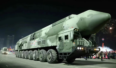 Tên lửa liên lục địa sử dụng thuốc phóng rắn bí ẩn của Triều Tiên xuất hiện lần đầu tối 8/2 (Ảnh: QQ).