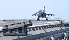 Máy bay Tejas hạ cánh trên tàu Vikrant (Ảnh: The Hindu).