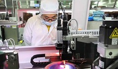 Máy khắc tia cực tím là thiết bị quan trọng để sản xuất chip bán dẫn. Trong ảnh, công nhân một nhà máy ở Giang Tô thao tác máy quang khắc sản xuất chip (Ảnh: AFP).