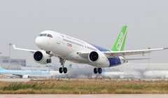 Chiếc máy bay chở khách cỡ lớn C919 đầu tiên của Trung Quốc đã được bàn giao cho Hãng hàng không Đông Phương (Ảnh: Creaders).