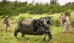 Robot "Big Dog" được quân đội Mỹ sử dụng đển vận chuyển vật tư, vũ khí trên nhiều loại địa hình (Ảnh" Toutiao).