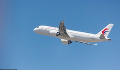 Chiếc C919 sơn cờ hiệu của China Eastern Airlines bay chuyến chở khách thương mại đầu tiên (Ảnh: VCG).