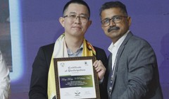 Ông Terry Hồng Húc Toàn, CEO tạm thời của Vivo Ấn Độ (bên trái) vừa bị bắt và người đồng nghiệp Ấn Độ (Ảnh: NOWnews)