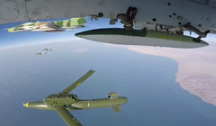 Bom lượn Yasin được thả từ máy bay Su-22 của Không quân Iran (Ảnh: Chinatimes).