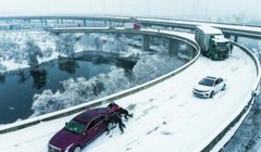 Xe điện không thể chạy trong thời tiết giá lạnh, hành khách phải xuống đẩy đến trạm sạc (Ảnh: Creaders).