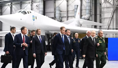 Tổng thống Nga Putin và Bộ trưởng Quốc phòng Shoigu thị sát Nhà máy Kazan và bay thử nghiệm máy bay ném bom chiến lược Tu-160M loại mới (Ảnh: Sputnik)