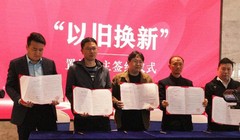 Các hộ dân "đổi nhà cũ lấy nhà mới" ở thành phố Hải An nhận Giấy chứng nhận quyền sở hữu nhà mới (Ảnh: Sina)