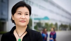 Chu Quần Phi bằng nghị lực và tài năng đã từ cô gái con nhà nông dân nghèo trở thành tỷ phú, "bà hoàng kính điện thoại" (Ảnh: Toutiao).