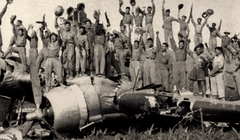 Bộ đội Việt Nam đánh chiếm sân bay Mường Thanh, kết thúc thắng lợi chiến dịch Điện Biên Phủ (Ảnh: Al Jazeera)