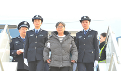 Quan tham khét tiếng Dương Tú Châu, nguyên Phó thị trưởng thành phố Ôn Châu, Chiết Giang cùng gia đình trốn sang Mỹ qua ngả đường Singapore, Hà Lan mang theo hơn 253 triệu NDT tham ô bị đưa từ Mỹ về năm 2016 (Ảnh: Tân Hoa xã)