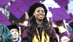 Nữ Tiến sĩ 17 tuổi Dorothy Jean Tillman được tôn vinh tại lễ tốt nghiệp (Ảnh: AP)