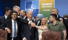 Viện trợ vũ khí cho Ukraine và lo ngại nguy cơ xảy ra chiến tranh khiến chi tiêu quốc phòng của các nước phương Tây tăng lên mức kỷ lục (Ảnh: AP)