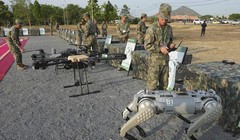 Lính Trung Quốc chuẩn bị các robot tham gia diễn tập. Ảnh: Sina.