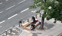 Các cỗ quan tài chứa bột thạch cao được đặt gần tháp Eiffel gây rúng động dư luận (Ảnh: Guancha)