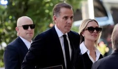 Hunter Biden (giữa) bị tòa án kết tội tàng trữ súng trái phép (Ảnh: Sina)