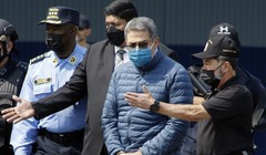 Ông Hernandez bị tòa án Mỹ kết án 45 năm tù vì tội buôn lậu ma túy và vũ khí (Ảnh: Reuters).