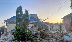 Một ngôi nhà sâu bên trong lãnh thổ Nga bị trúng tên lửa (Ảnh: AP).