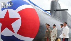 Chủ tịch Kim Jong-un thị sát tàu ngầm tấn công hạt nhân chiến thuật đầu tiên “Hero Kim Kun Ok” của Triều Tiên hạ thủy năm 2023 (Ảnh: TVBS)