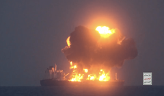 Tàu Sounion cháy dữ dội sau khi bị trúng tên lửa của Houthi hôm 21/8 (Ảnh: Reuters).