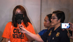 Bà Alice Guo bị dẫn giải về đến sân bay Manila sáng ngày 6/9 (Ảnh: Sinchew).