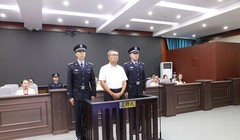 Lý Kiến Bình nghe tuyên án tại phiên tòa phúc thẩm (Ảnh: Thecover).