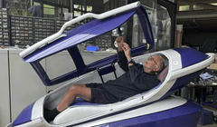 Philip Nitschke, bác sĩ người Australia, tác giả của “khoang an tử”, nằm thử trong thiết bị trợ tử Sacro (Ảnh: Sohu)