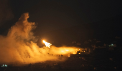 Quân đội Israel nã pháo tấn công qua biên giới Lebanon sáng 1/10 (Ảnh: AP).