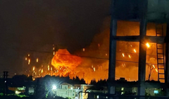 Kho vũ khí nằm sát Căn cứ không quân Khmeimim của Nga ở Syria cháy nổ dữ dội sau khi bị Israel oanh kích (Ảnh: TVBS).