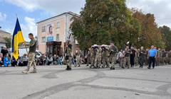 Ngày 4/10, tại thành phố Pervomysk thuộc vùng Nikolayev, người Ukraine tổ chức lễ tang cho chỉ huy Tiểu đoàn 86 Igor Grib (Ảnh: Sohu).