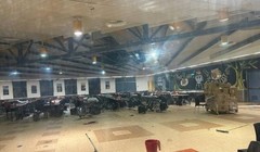 Cảnh ngổn ngang ở căng-tin căn cứ Israel bị máy bay không người lái tự sát của Hezbollah đánh trúng, trên sàn nhà còn các vết máu (Ảnh: Đông Phương)