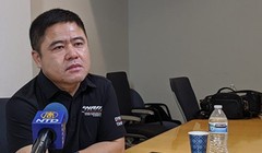 Đang bị truy nã, nhưng Lý Truyền Lương ngang nhiên xuất hiện trả lời phỏng vấn truyền thông ở Mỹ (Ảnh: DJY)