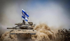 Xe tăng quân đội Israel phá cổng xông vào doanh trại lực lượng gìn giữ hòa bình Liên Hợp Quốc ở Nam Lebanon (Ảnh: China.com)