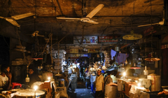 Một khu chợ ở thủ đô Dhaka bị cắt điện do nguồn cung bị thiếu nghiêm trọng (Ảnh: AP)
