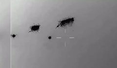 Camera nhiệt ghi lại hình ảnh hai "đĩa bay" dường như nổ tung sau khi trúng tên lửa nhưng sau đó vẫn không hề hấn gì (Ảnh: Worldjournal)