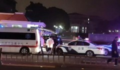 Xe cảnh sát và xe cứu thương chở nạn nhân đi cấp cứu (Ảnh: Singtao).