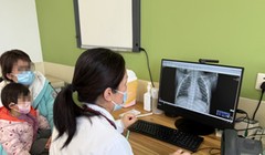 Trẻ em nhiễm virus được phụ huynh đưa đến khám. Ảnh: Guancha.