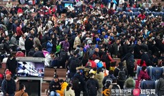 Khách lên tàu về quê ăn Tết ở ga Đông Hoàn, tỉnh Quảng Đông. Ảnh: Thepaper.