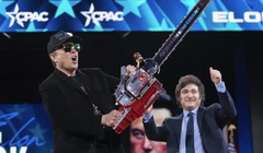 Tại Hội nghị Hành động chính trị bảo thủ, ông Musk đã mang cưa máy lên sân khấu, bày tỏ quyết tâm cải cách, làm tinh gọn cơ cấu chính phủ. Ảnh: Ifeng.