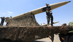 Tên lửa đạn đạo Quds-5 của Houthi trong một cuộc diễu binh. Ảnh: Getty.