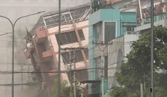 Nhà dân ở Myanmar bị nghiêng do động đất. Ảnh: Dongfang.