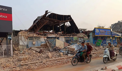 Nhà ở bị sập chôn vùi nạn dân bên dưới chưa được cứu hộ. Ảnh: QQnews.