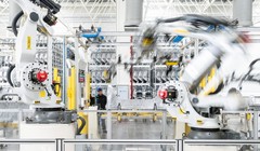 Các cánh tay máy đang thực hiện các công đoạn lắp ráp xe tại nhà máy của hãng xe điện Zeekr. Ảnh: Nytimes.