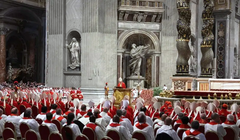 Đức Hồng y Baldassare Reina của Giáo phận Rome đã chủ sự thánh lễ tại Vương cung thánh đường Thánh Peter ở Vatican hôm 28/4 để tưởng nhớ Đức Giáo hoàng Francis. Ảnh: EPA.