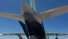 Thân máy bay F-16 cũ được bọc kín đưa lên máy bay vận tải của Ukraine. Ảnh: Ifeng.