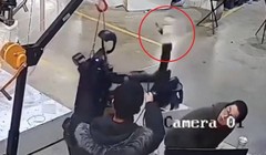 Robot được cho là của Công ty Unitree Robotics bất ngờ tấn công hai kỹ sư trong phòng thí nghiệm. Ảnh: Singtao.